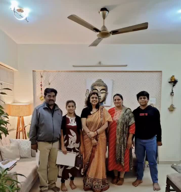 A whole family after their session with Rruchi Modayi